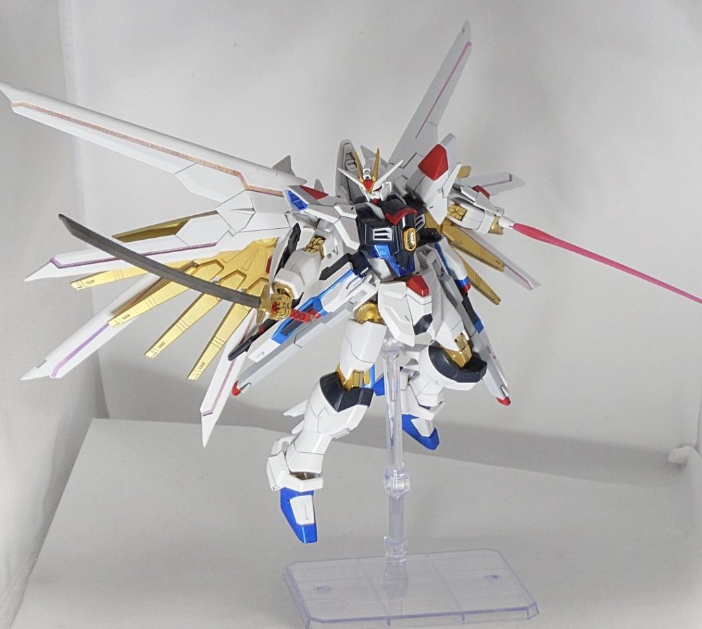 拘ったのは翼のピンクのラインです。シールにガンマカのホロレッドを吹いたらめちゃくちゃいい感じになりした