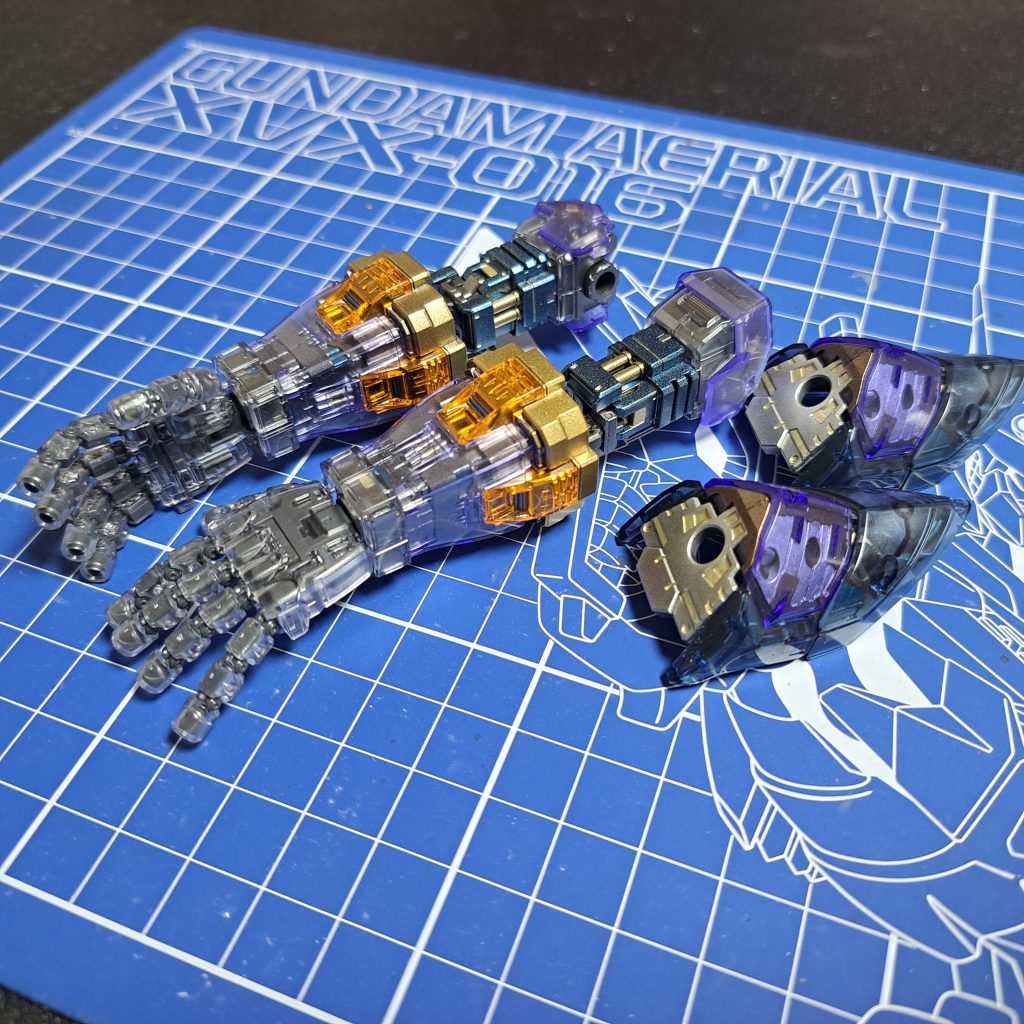 【腕部】プライマリーブルーに少量のプライマリーイエローで作った青色がいい感じに。