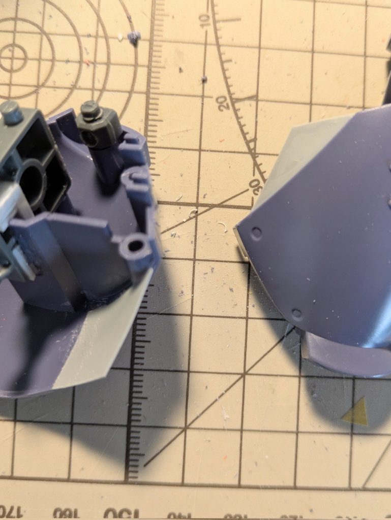 スネのフレアが大きく開いているので設定に近い形にするためプラ板で延長。