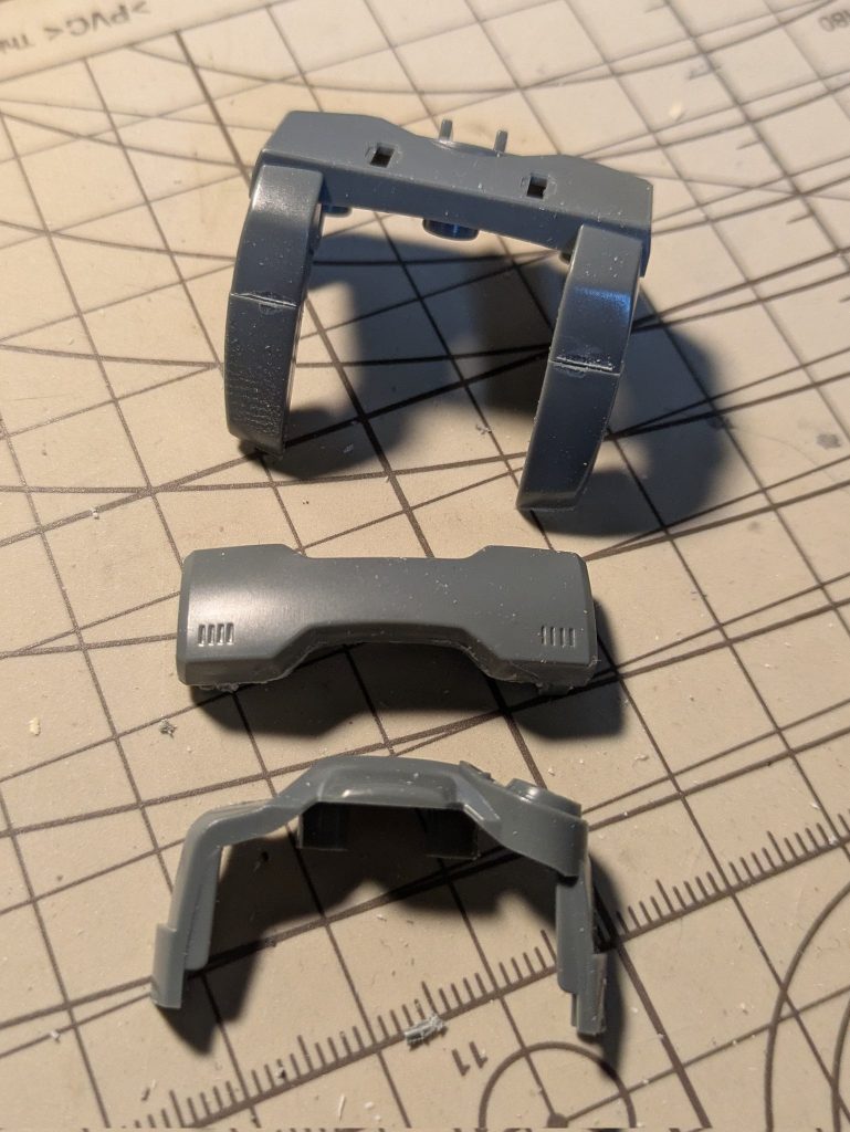 胸板を分割して前面上段の部分を手曲げしてラインを変更。設定画の柔らかいラインを目指してます。