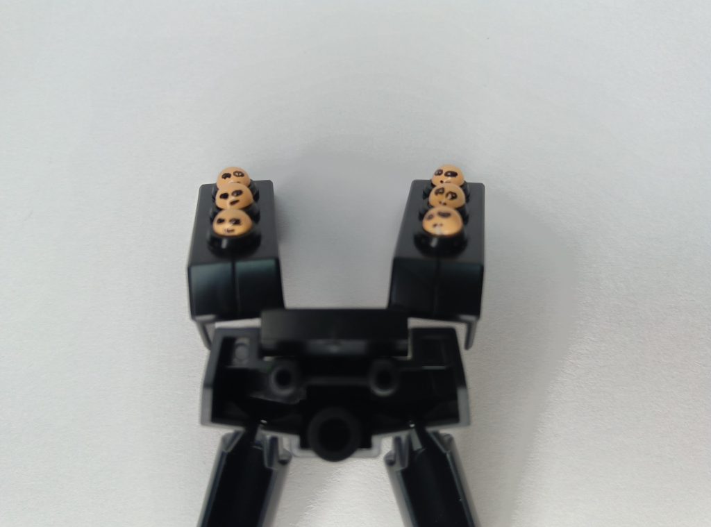 νガンダムVer.神楽は以前投稿したドラえもんカラーを落として、頭部側面を削り落としプラバンで制作した飾りを接着。https://gumpla.jp/sd/25023144フサフサ?はタコ糸を塗料で染めました。映像ではフィン・ファンネルは確認できませんでしたが、せっかくなので、本体のパターンに合わせて塗っています。サザビーVer.キャサリンはプラバンで自作した獣耳を接着。ファンネルラックのジャスタウェイはムシャガンダムなどに使用した百均のネイル用シールを使用、極細のサインペンで顔を描きましたが、小さすぎて手が震える…https://gumpla.jp/sd/1650384