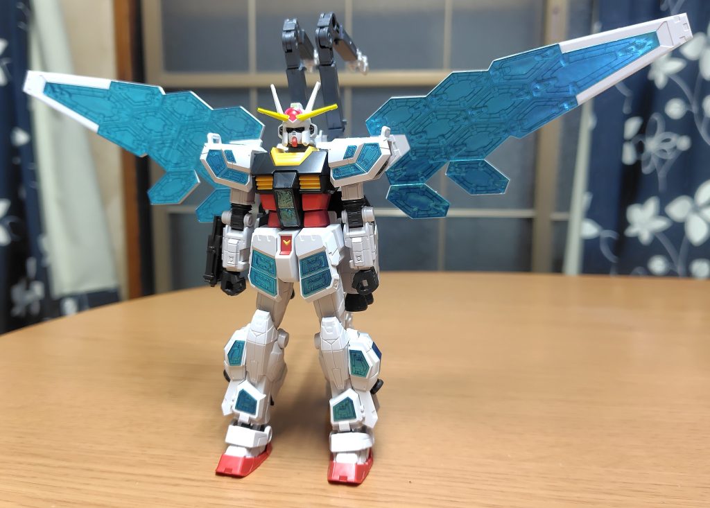 グラスフェザーを装備して。規格はEGだが、一体成形パーツのサブアームは可動出来るアームに換装して。