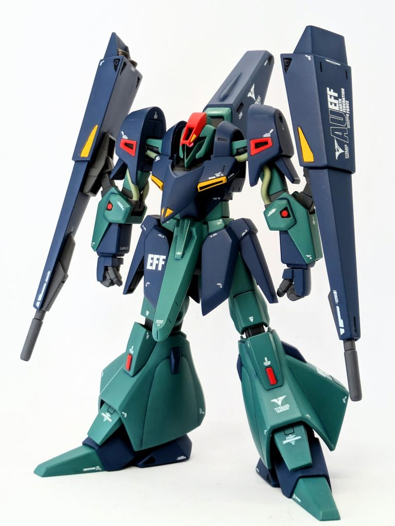 上半身は肩フレームを幅詰め。バインダーのフレームを短縮。バインダーは縮めた状態で上側を3枚におろして幅詰め。胸の角度をふんどしと平行に近くなるように傾斜を変更。 一方下半身は太ももを１ミリ幅増し。股関節の軸を広げて４ミリ程幅増し。これでHGUCデザイン画稿のバランスに近づいたかと思います。