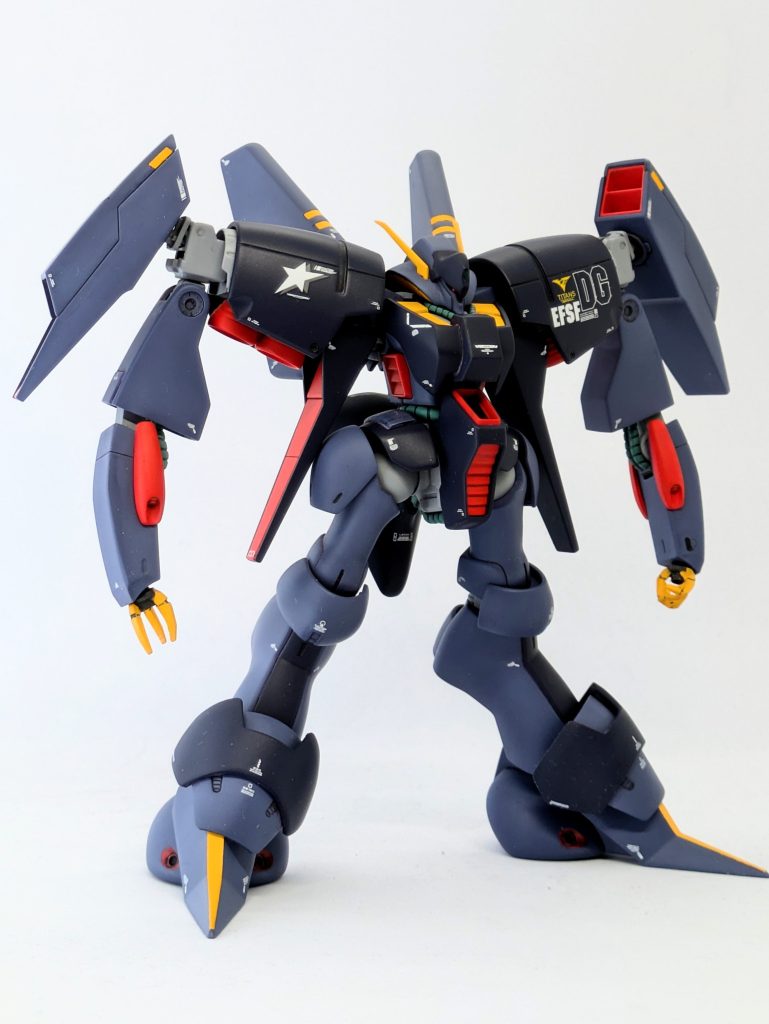 DGはドゴス・ギア。この頃のジェリド君はノリノリでしたよね。彼にはバイアランが一番似合うと思う。右肩の星はジェリド君のパーソナルマーク。ガンダムホビーライフ誌の付録のもの。