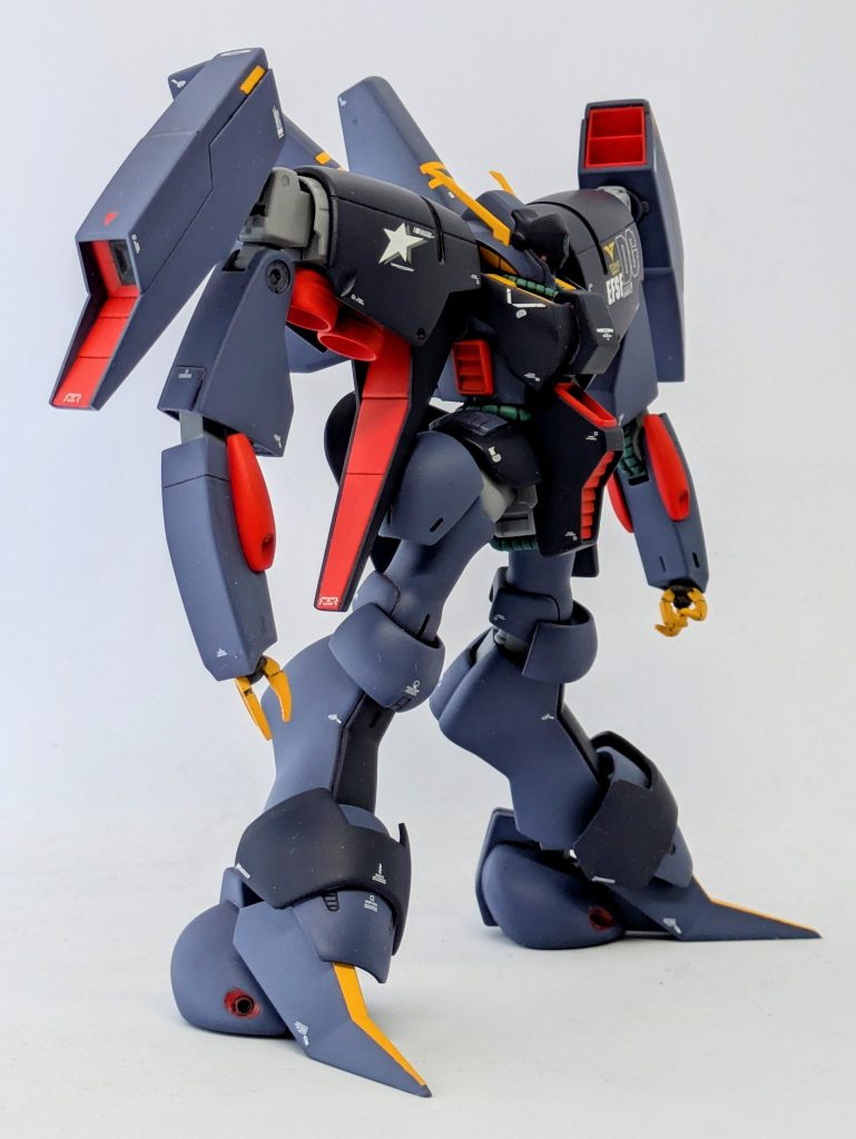 腰を突き出し股関節の幅を増して腕をガワラ曲げ化を行ったくらいで、ほぼほぼキットのまま。バイアランカスタムに引っ張られている感はありますが、めちゃくちゃカッコよいキットですよね。