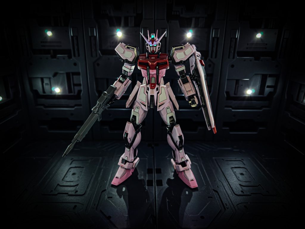 中の人EGストライクルージュです。こちらは初のプラ板加工でディテールアップに挑戦した作品です。反省点を活かしてまたやりたい。