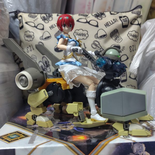イメージはローラー付きのエアバイクといったところになります。ベースはこれまで作ってきた乗り物シリーズと同じ様に軍馬です。※ただし今回のは信長専用軍馬になります。・軍馬の足部分にデミトレーナーとデミバーディングの脚を計4つ付けてます。・運転席は適当なSDガンプラの上半身を付けて、そこにハンドルパーツを作ってます。・残りはデミシリーズのパーツを色々胴体周りに付けてます。今回のは二人乗りが簡単に出来るようになってます。※今作は戦闘用というより移動用やレース用といったような感じに作ってますので、基本的に武器はあまり搭載しない方向で行こうかと思います。今はマチュに乗ってもらってますが、最終的にはチュチュパイセンやニカ姉専用の乗り物として完成させるつもりです。（2枚目）