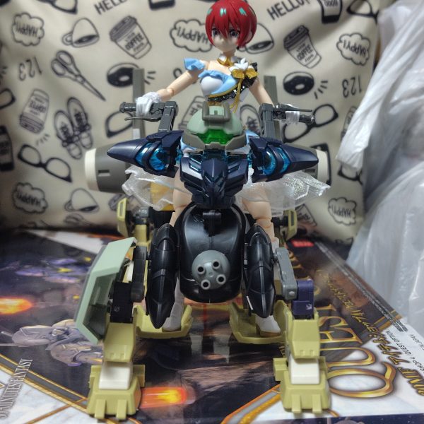 イメージはローラー付きのエアバイクといったところになります。ベースはこれまで作ってきた乗り物シリーズと同じ様に軍馬です。※ただし今回のは信長専用軍馬になります。・軍馬の足部分にデミトレーナーとデミバーディングの脚を計4つ付けてます。・運転席は適当なSDガンプラの上半身を付けて、そこにハンドルパーツを作ってます。・残りはデミシリーズのパーツを色々胴体周りに付けてます。今回のは二人乗りが簡単に出来るようになってます。※今作は戦闘用というより移動用やレース用といったような感じに作ってますので、基本的に武器はあまり搭載しない方向で行こうかと思います。今はマチュに乗ってもらってますが、最終的にはチュチュパイセンやニカ姉専用の乗り物として完成させるつもりです。（3枚目）
