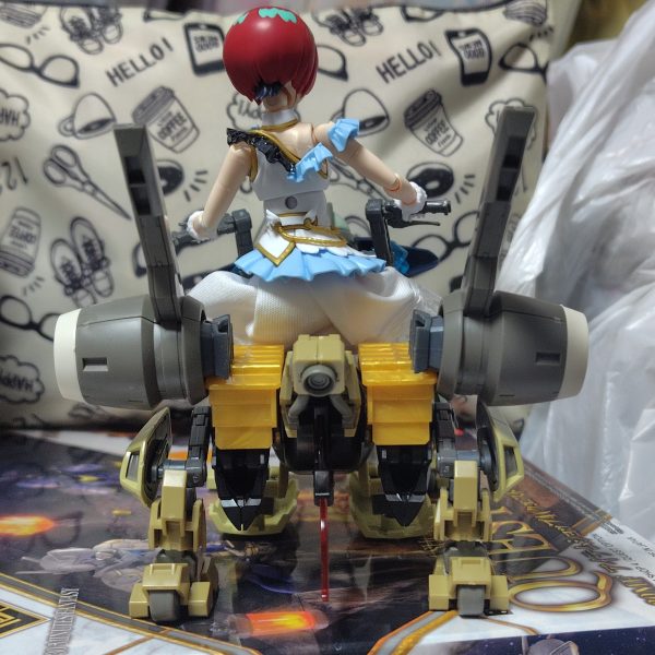 イメージはローラー付きのエアバイクといったところになります。ベースはこれまで作ってきた乗り物シリーズと同じ様に軍馬です。※ただし今回のは信長専用軍馬になります。・軍馬の足部分にデミトレーナーとデミバーディングの脚を計4つ付けてます。・運転席は適当なSDガンプラの上半身を付けて、そこにハンドルパーツを作ってます。・残りはデミシリーズのパーツを色々胴体周りに付けてます。今回のは二人乗りが簡単に出来るようになってます。※今作は戦闘用というより移動用やレース用といったような感じに作ってますので、基本的に武器はあまり搭載しない方向で行こうかと思います。今はマチュに乗ってもらってますが、最終的にはチュチュパイセンやニカ姉専用の乗り物として完成させるつもりです。（4枚目）