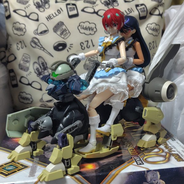 イメージはローラー付きのエアバイクといったところになります。ベースはこれまで作ってきた乗り物シリーズと同じ様に軍馬です。※ただし今回のは信長専用軍馬になります。・軍馬の足部分にデミトレーナーとデミバーディングの脚を計4つ付けてます。・運転席は適当なSDガンプラの上半身を付けて、そこにハンドルパーツを作ってます。・残りはデミシリーズのパーツを色々胴体周りに付けてます。今回のは二人乗りが簡単に出来るようになってます。※今作は戦闘用というより移動用やレース用といったような感じに作ってますので、基本的に武器はあまり搭載しない方向で行こうかと思います。今はマチュに乗ってもらってますが、最終的にはチュチュパイセンやニカ姉専用の乗り物として完成させるつもりです。（5枚目）