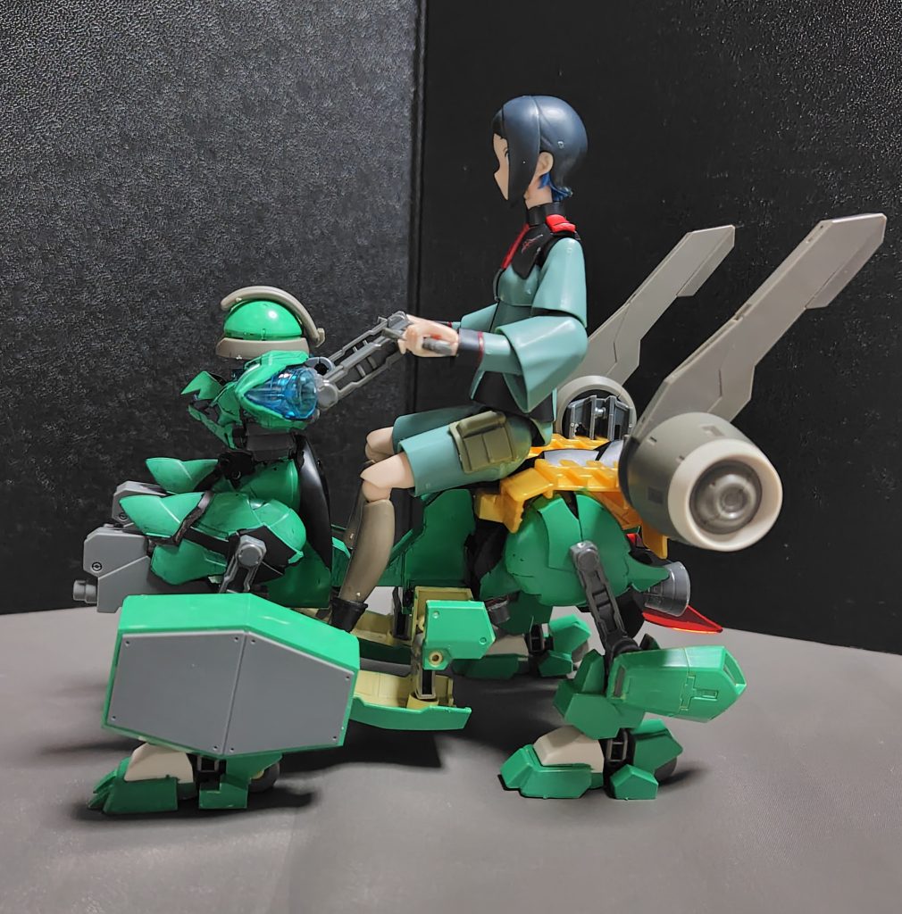 美少女フィギュア用に作ってはいますが、本体のベースは軍馬なので、SDガンプラも普通に乗りこなせます。