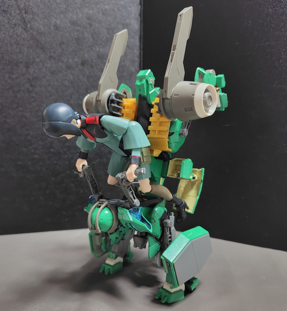 脚は角度調整が出来るので、逆立ちみたいな芸当もできます。これは軍馬の四肢のバランスが良いのかな？