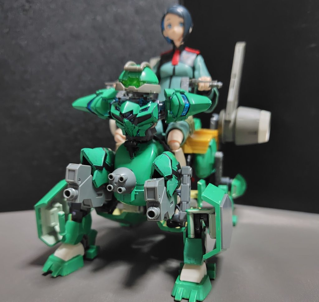 移動や競技用なので、武装は少なめという設定にしていますので、武器は前方にあるガトリングガンとビームガンだけとなっています。