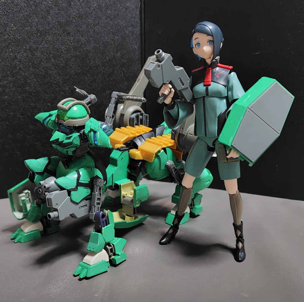 ビームガンとシールドは外せますので、画像のように装備することができます。これならデミトレーナーの武装補充係としての運用も出来ますね。