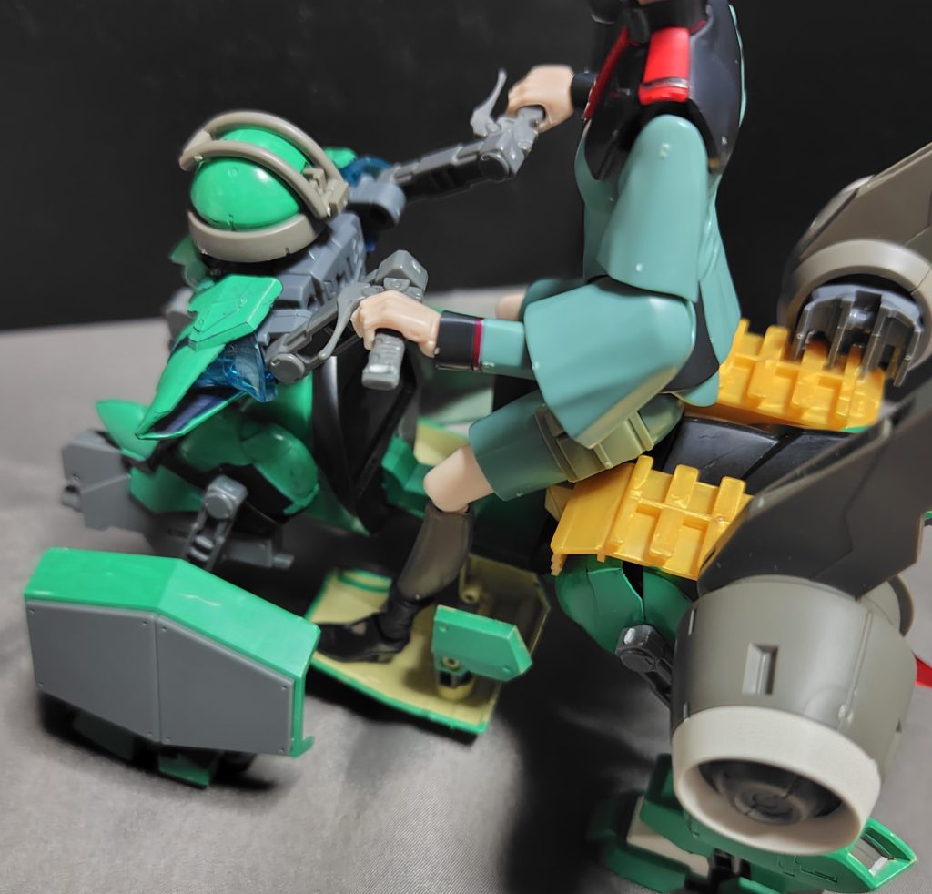 ハンドルの他にステップフロアを設けるために、チュチュ専用機の肩パーツ＋シールドを用いて表現しています。シールド部分はボールジョイント接続のため、角度調整もできます。