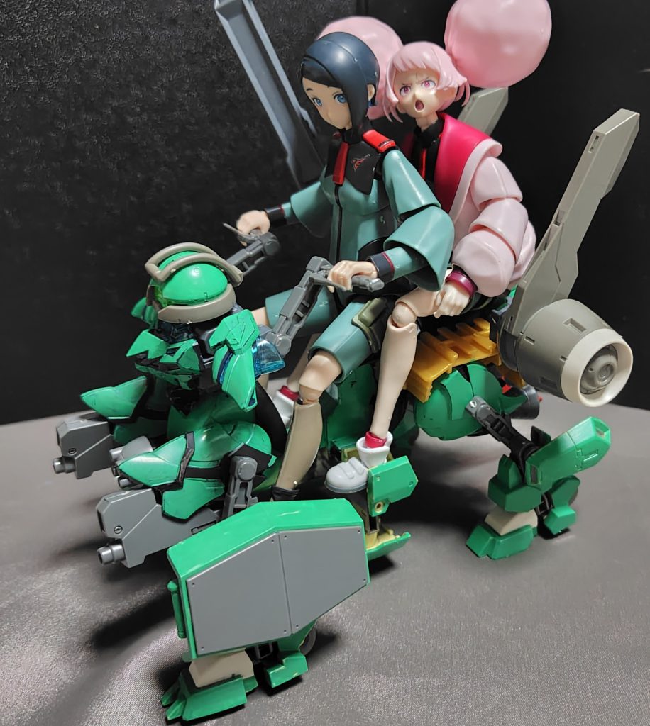 地味に二人乗りが出来ます。※チュチュ専用機の肩パーツの裏側がステップフロア代わりになっています。