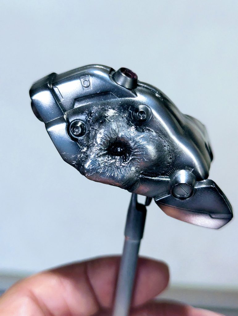 実体弾を喰らった炸裂痕と、下地となるミラーシルバー。ほとんどステンレスの輝きを反射します✨一番いい下地シルバーとなるのではと、期待を込めてクリアカラーを塗布しましたが、、フツーに曇ってしまいました(TдT)なにが一番いい下地なのかは、また持ち越しですね💧