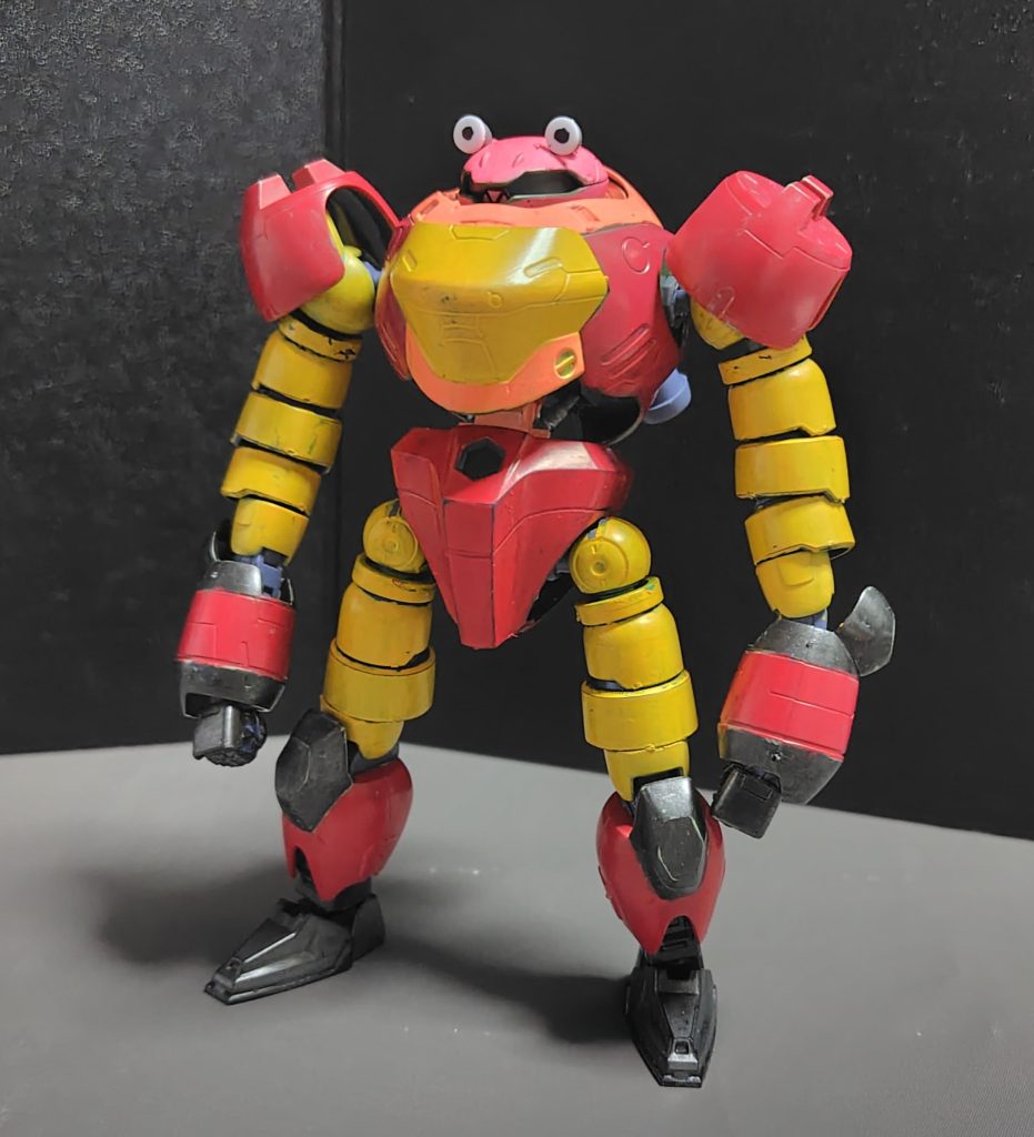 【主な変更点】・腕部、脚部にズゴックのアームで延長しています。これだけでもボロットっぽく見えるのが不思議です。・腰部はズゴックのを加工して被せるように接着しました。・脚はSDガンプラのを加工して装着。小ネタですが、ズゴックのアームは外せるので、元のマンロディに戻すことが出来ます。