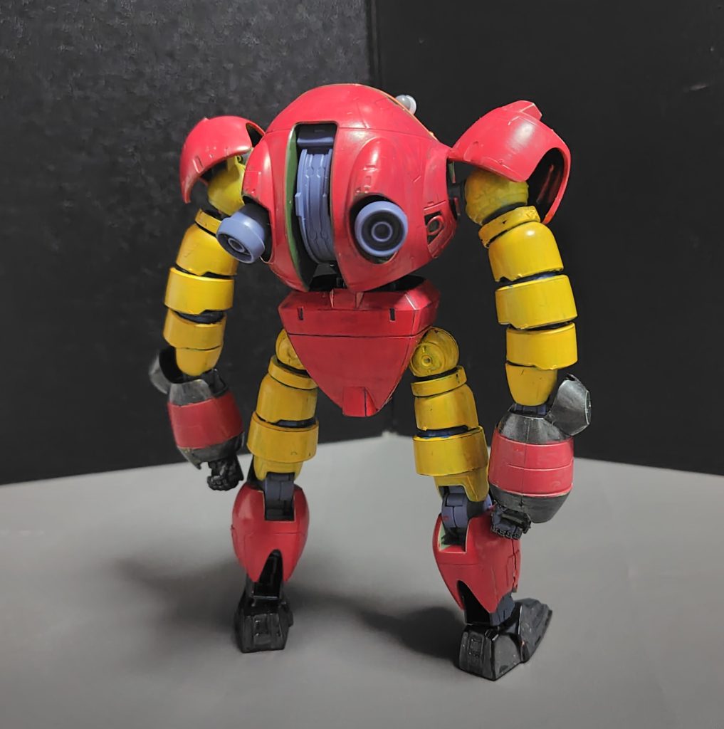 リアビューこの後姿だけでも何かの生き物に見えてきます。