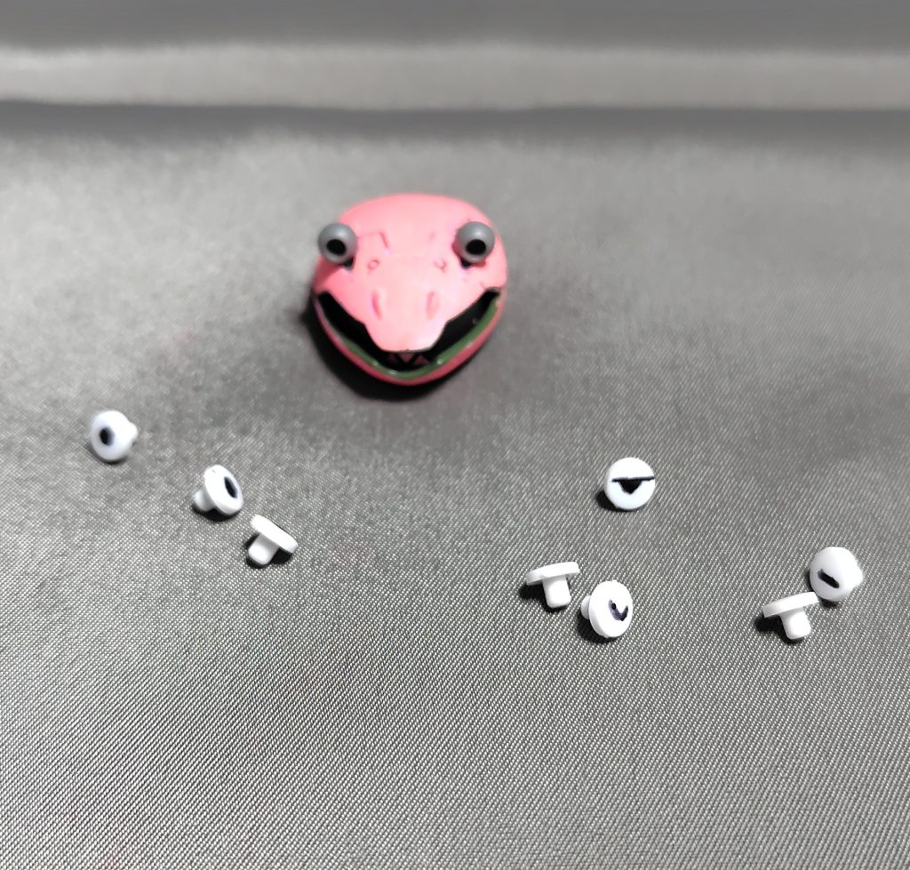 頭部はマンロディのままでも良かったのですが、表情付けを出来るように目玉装着部分を増設しました。表情差分で４種類の変更ができます。