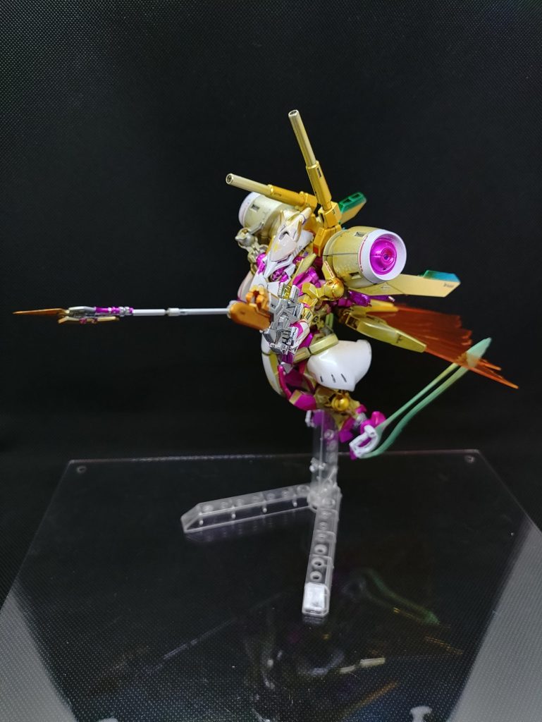 光の翼を広げて全力空間戦闘モード。ミノフスキードライブは年代的に速すぎるので純粋に推進剤バカ食いするスラスターですかね(雑)