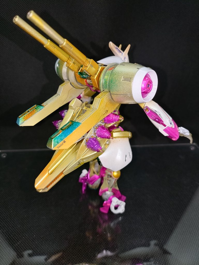 尻尾左右のウイングはファンネルラック。ビルダーズパーツのバーニアを使ってます。そもそも一年戦争時のサイコミュは小型化出来なくて大型化してた筈なのにこの世界線は小型化技術進み過ぎぃwww