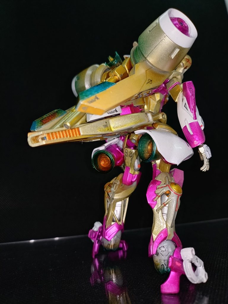 後腰にはキュベレイのファンネルラックの代わり(酷)にサイコミュ制御ユニット&姿勢制御用推進機的な尻尾を追加。可動域はお察しですwww焼けバーニア塗装に初挑戦してみましたがガンダムマーカーエアブラシシステムじゃコレが限界です💦