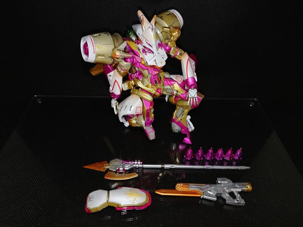 特徴的な蝶のパーツが残って無かったのでどーしたものかとこねくり回して白面金毛九尾の狐をイメージして盛り付けました。ほら、丁度ハロウィンの時期だし仮装もいいかなって(笑)メインカラーはガンダムマーカーホワイトゴールド、新色パールホワイト、メタリックピンクです。