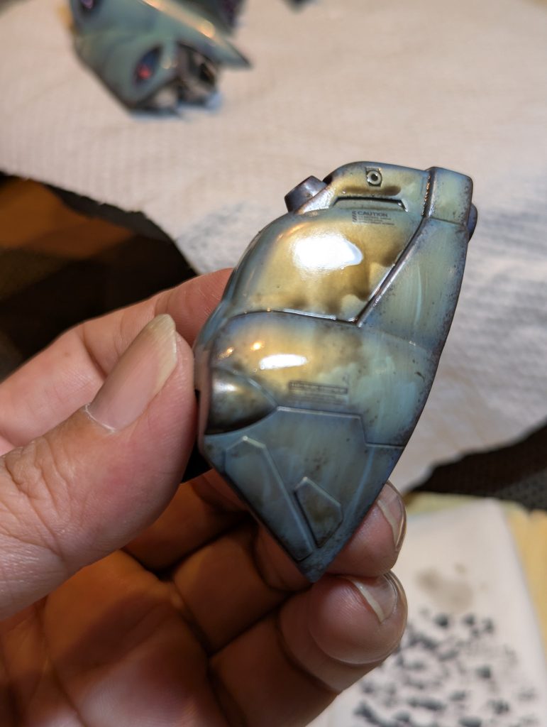 タミヤダークブラウンをブシャ塗り。清水流は100%拭き取るぐらい綿棒で拭き取って行きますが、本体は塗装面に負けないぐらいの80%拭き取りでピンウォッシュ。塩梅調整しました🐱、、、その後ノイエは繰り返しの水研ぎの圧やらエナメル侵食によりあらゆる箇所が腐食・損壊して行きました。腰骨も逝きました笑これら写真を撮るので精一杯、立っているのがやっとの状態で、左肩と腰骨を瞬間接着剤でガチガチに固め尽くしています(TдT)ジーク・ジオン✨