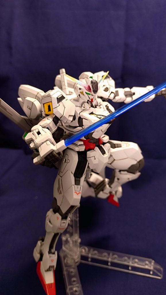 デカールは水星の魔女汎用４が無いのでエアリアル用の汎用１＋手持ちを使いました。肩に地球寮のマークを入れてみました。