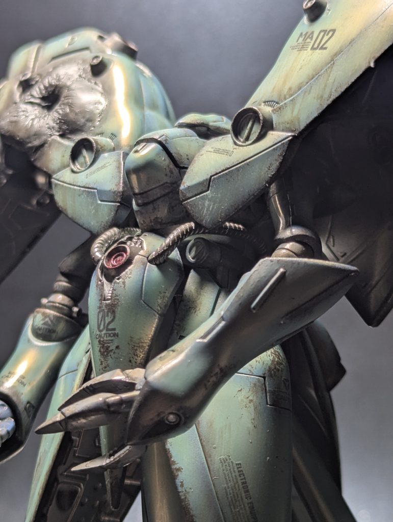 結果として、鏡面は大方曇ってしまいましたが、やって良かったかと思います🐱総論として鏡面仕上げ+ピンウォッシュをすることで「全面ハイライト塗装効果」が発生するという面白い現象が確認できました(zaku-kao8)⚠️チッピング保護で半ツヤトップを吹いてしまうと鏡面が本当に絶滅します笑💦エナメル以外の塗料推奨。ヨッちゃんのキッドちゃんにスーパーなデジラマ加工して頂き、もう少し華やかにならんかなと(/ω・\)チラッ笑