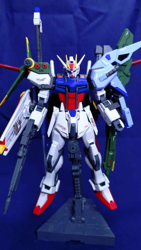 ストライクは以前投稿しており、今回はエールパックとソード＋ランチャーのオプションパーツを合わせました。オプションパーツは発売当初に買えず、旧キットのパーツを使おうと思ってましたが再販でゲットできたのでそちらにしました。