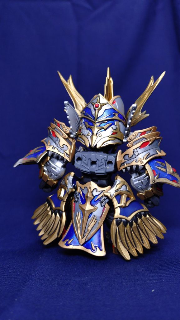 マントで見えなくなりますが、リアスカートも塗分けしました。同時期に発売されたナイトストライク、ロビンフッドと購入していますが、あまり可動しないキットシリーズなので、どちらもマウンテンサイクル（保管庫）にて眠っています。シリーズでは綺羅鋼が復活したりG-アームズやファイナルフォーミュラーなど、懐かしいテーマがあるだけにちょっと残念です。色々反省点がありましたが、なんとか仕上げられてよかったです。塗装が大変だったので遊ばず飾るオンリーで、しばらく棚のトップにいてもらいます（笑）拙い作品でしたが、最後までお読み頂きありがとうございました。