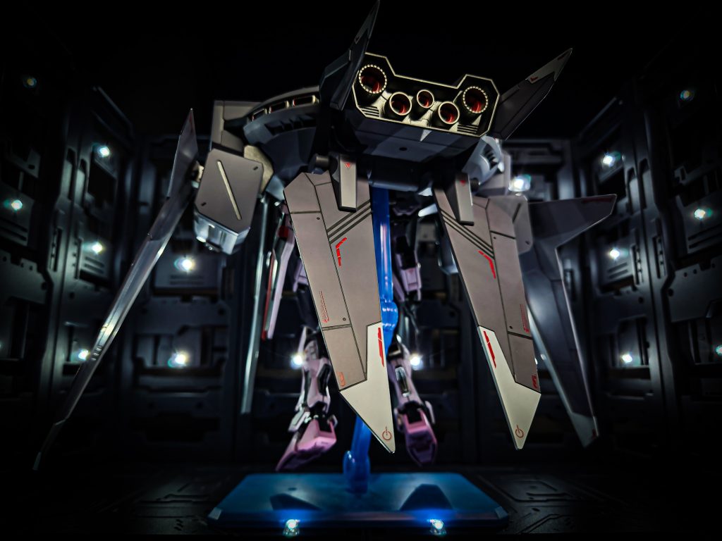 バックショット見づらいけどスラスター内部は黒、赤、シルバーで塗り分けています。メカ部分はアイアン。