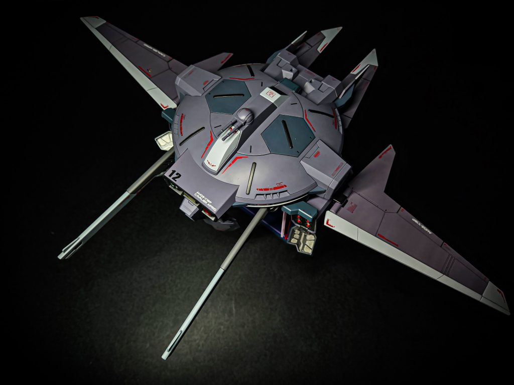 俯瞰視点本体の色味が控えめなのでデカールは赤でメリハリを。背中とミサイルポッドの蓋裏の塗り分けがポイント。