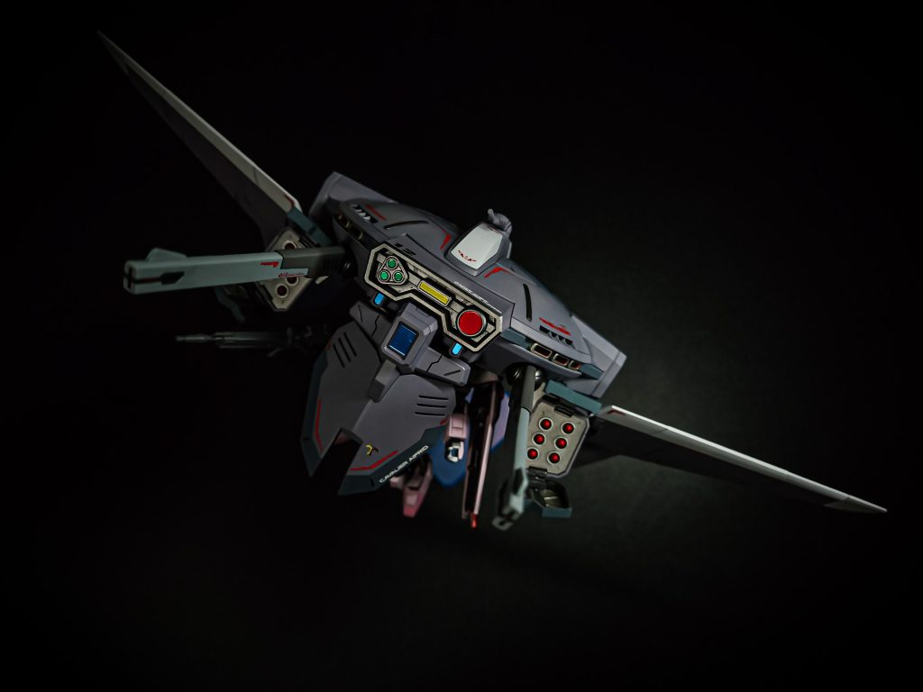 正面飛行ポーズセンサー類は付属のシールを使っています。とっても綺麗だったので。主砲は根本と砲身で塗り分けました。ここは思い付きだったけどやってよかった。