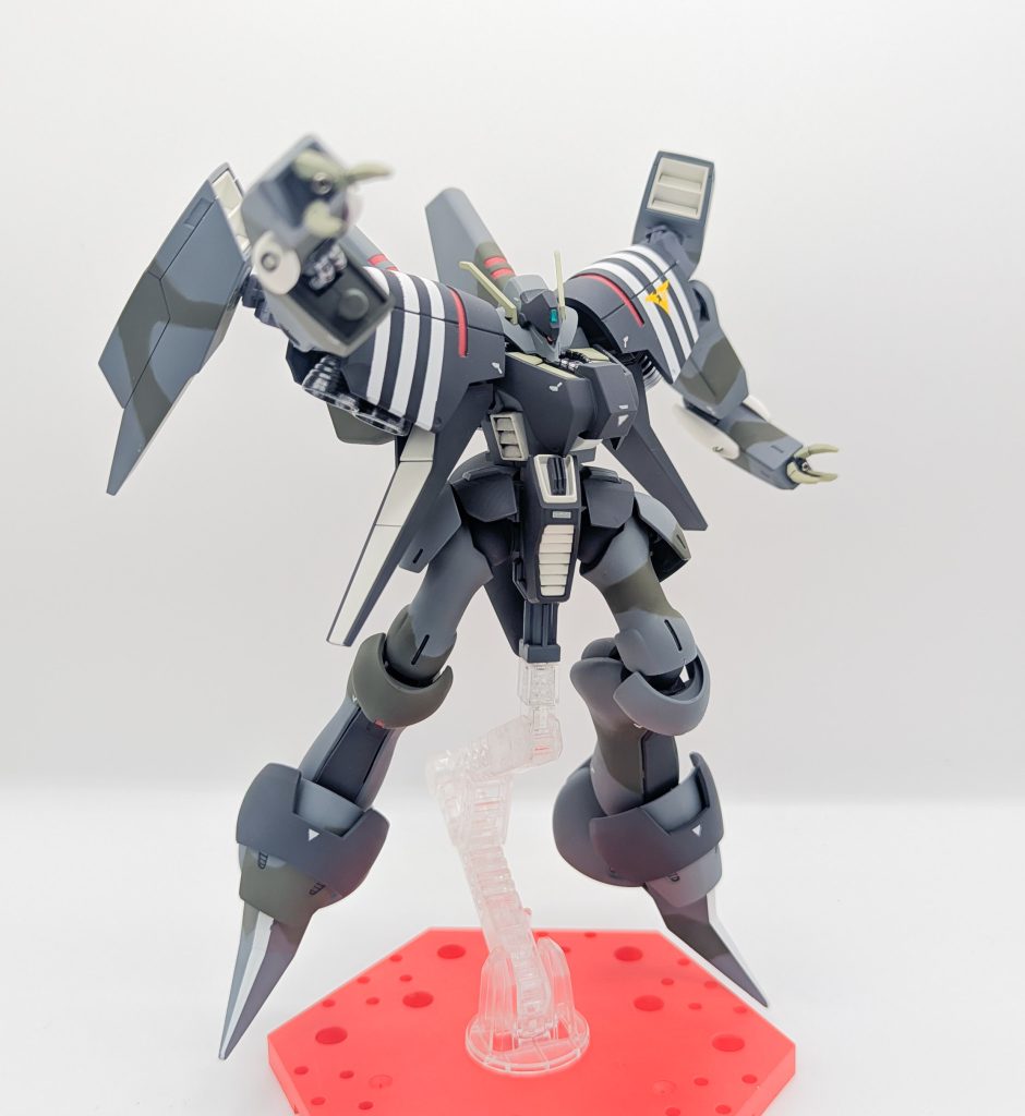 手にはハイキューの2mmパイプを入れました目はHアイズの裏側をガンダムマーカーのメタレッドで塗ってペタリ