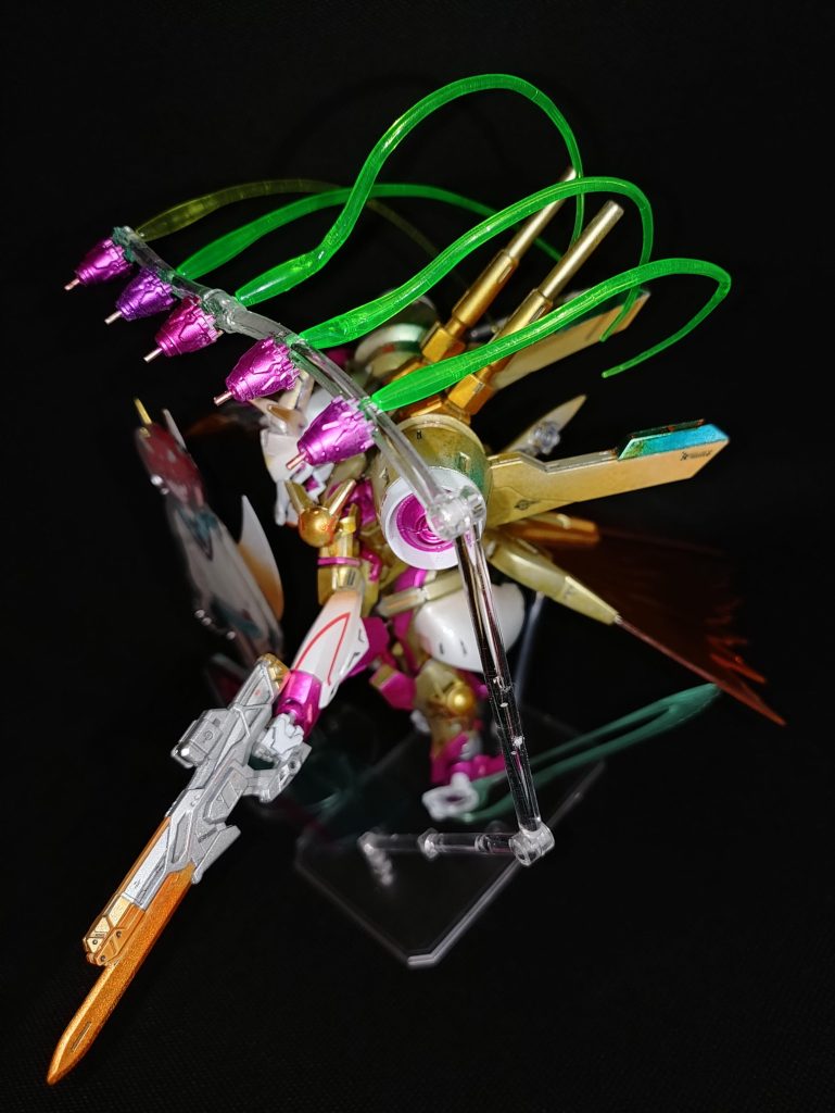 展示用ファンネルエフェクト(笑)溜まりに溜まったビームサーベルエフェクトを無理矢理曲げて1.5㍉穴に差し込み接続。ファンネルはUVレジンで接着(嵌め込み)してます。