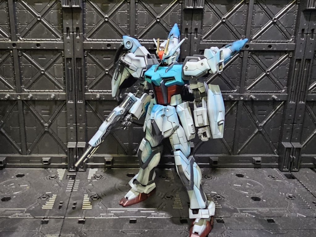 シールドはミカエリスの物をモールド追加して装備。ライフルはオプションパーツセットより拝借。バックパックのドラグーンシステムは本体は半スクラッチしてベキルペンテよりファンネルぽいものを使い、細々としたパーツを貼り付けました。