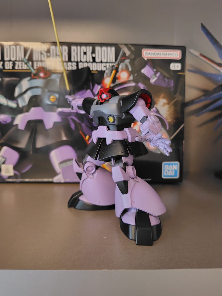 定番ポーズで武器持たせたり