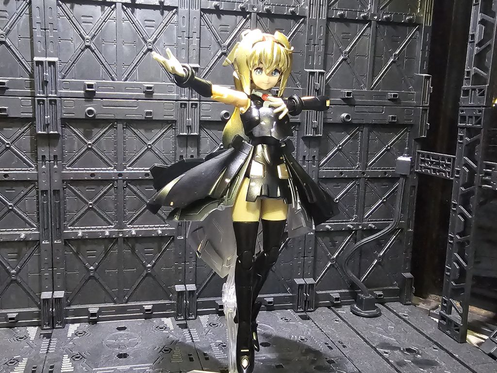 髪の毛部分はマーカーのホワイトゴールドに薄くクリアイエローと仕上げにトップコート光沢を吹きました。服装はブラックにメタブルーを少々混ぜて光加減で少しパールがかった光沢が出るようにして下の部分はチタンシルバーで仕上げました。