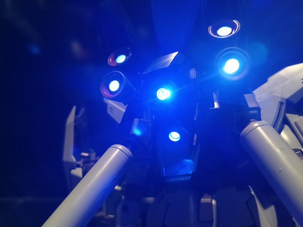 バックパックのバーニアは両サイドはホワイト、センターはブルーに色分け☝️