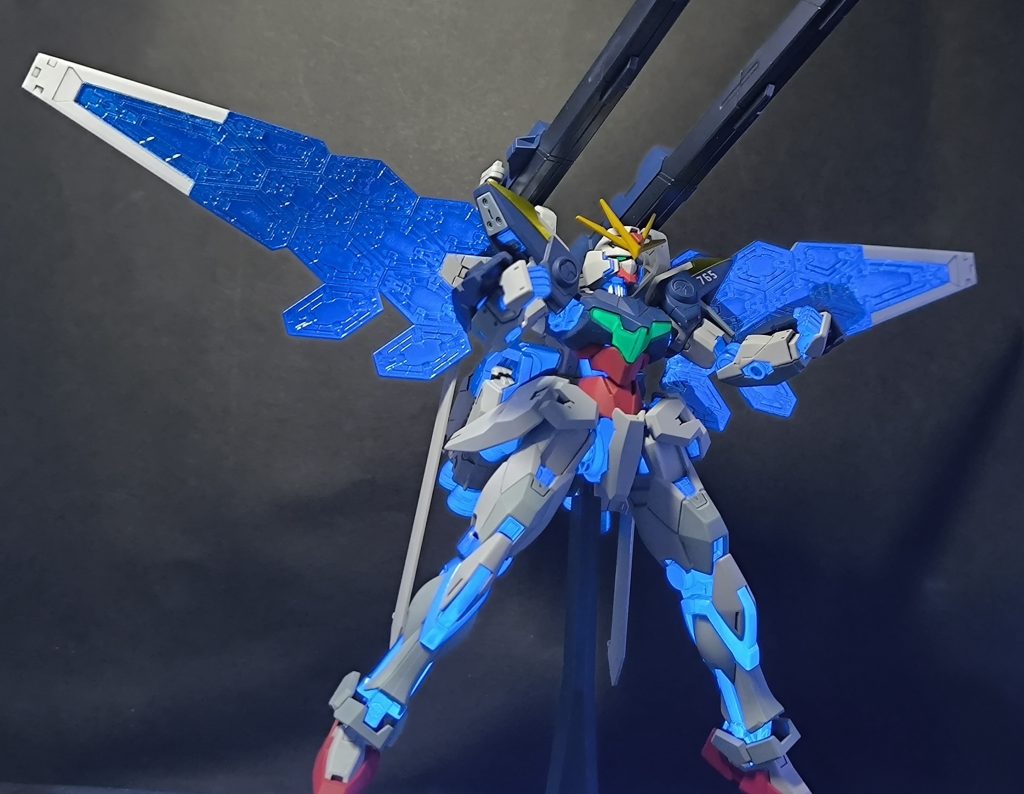 背部グラスフェザーはDXから着想を得てサテライトフェザーと命名また、それに合わせてツインサテライトキャノンを装備しています