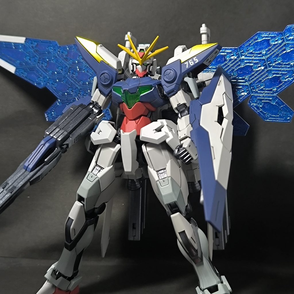 以前作成したガンダム・ヴォルテックスを改修した機体「ガンダム・ヴォルストリーム」です改修前は大部分がベース機体であるガンヴォルヴァのままだったので今回は様々な機体のパーツや武装を装備させる形で改修を行いました。