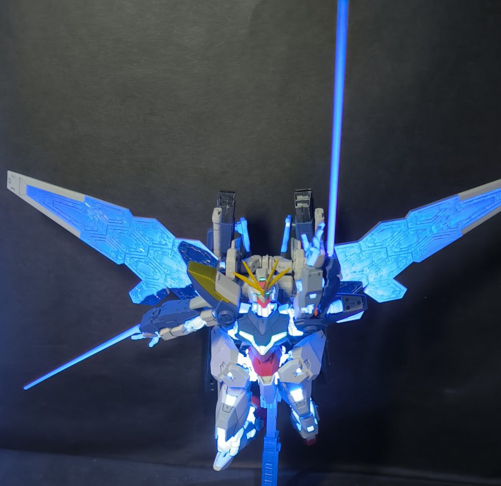 腕部ガントレットにビームサーベル展開機能を実装設定上出力を切り替えることでビームバルカンとして用いることも可能にしています