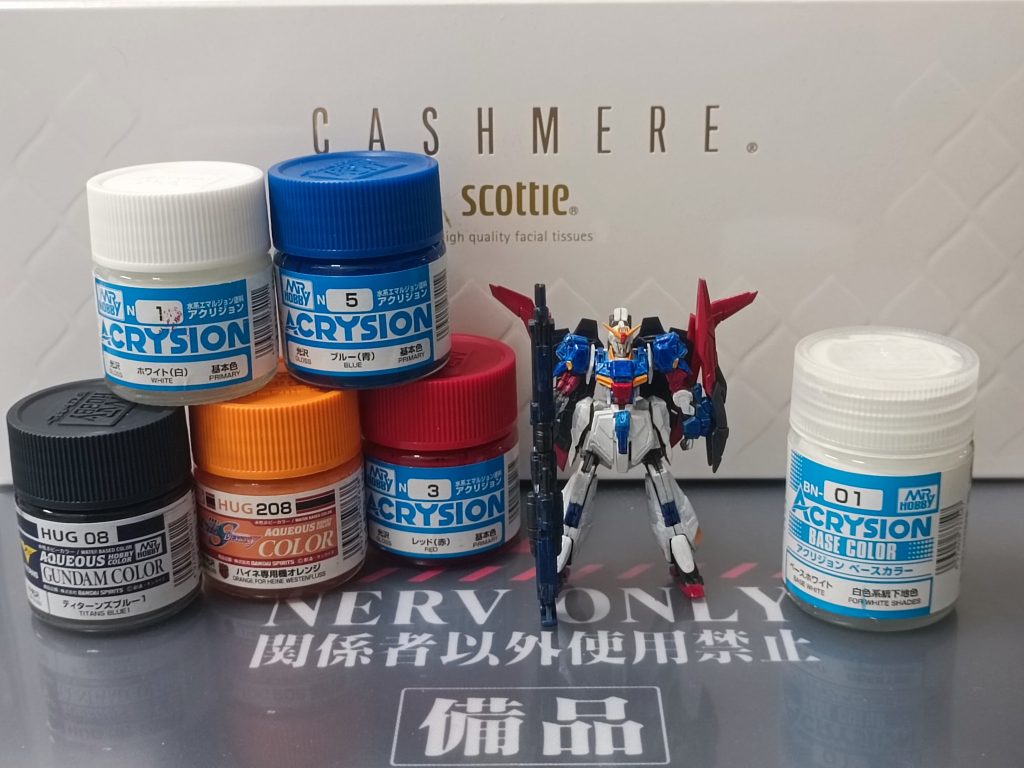 使用したカラーですアクリジョン ベースホワイトアクリジョン ホワイト(光沢)アクリジョン ブルー(光沢)アクリジョン レッド(光沢)水性カラー ティターンズブルー1水性カラー ハイネオレンジ一番使ったのがベースホワイト。下地でサーフェイサー1000をテキトーに吹付けたのでアーティファクト特有の肌色と灰色でまばらに…。どのみち全塗装だったので、ベースホワイト→ホワイト→ハイネオレンジ→レッド→ブルー→ティターンズ1の順番で塗りました。