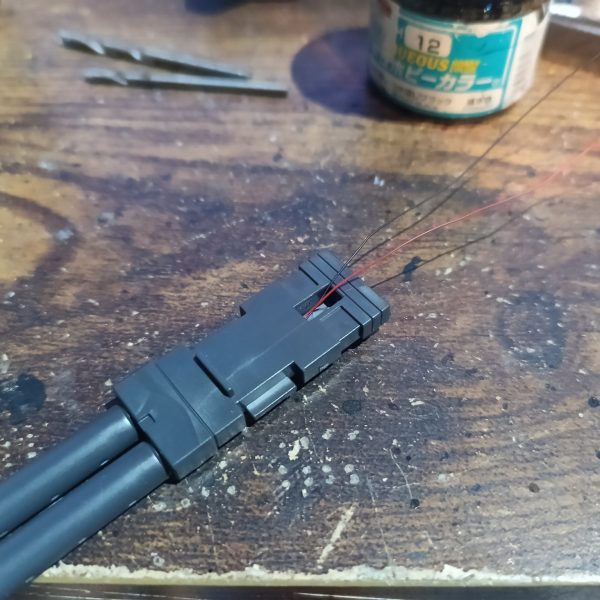 ガンターレットは6個入れるのが面倒になったので砲弾タイプ1灯で誤魔化す事に😅💦💦2連ビームキャノンは肩まで配線済‼️👍（6枚目）