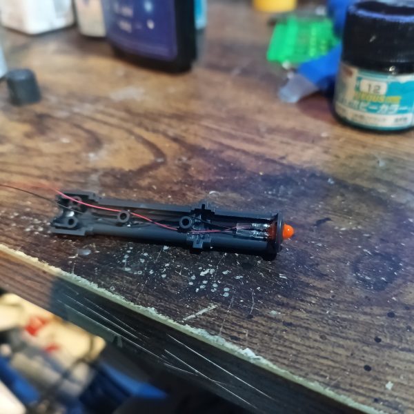 ガンターレットは6個入れるのが面倒になったので砲弾タイプ1灯で誤魔化す事に😅💦💦2連ビームキャノンは肩まで配線済‼️👍（2枚目）