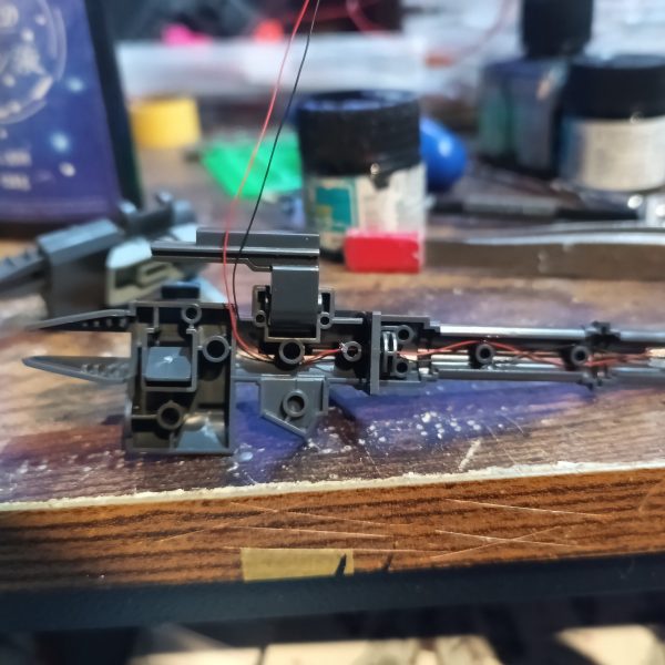 ガンターレットは6個入れるのが面倒になったので砲弾タイプ1灯で誤魔化す事に😅💦💦2連ビームキャノンは肩まで配線済‼️👍（3枚目）