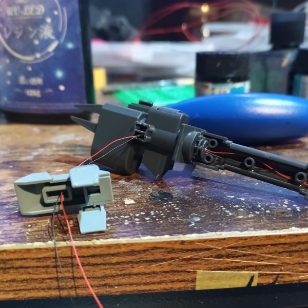 ガンターレットは6個入れるのが面倒になったので砲弾タイプ1灯で誤魔化す事に😅💦💦2連ビームキャノンは肩まで配線済‼️👍（4枚目）